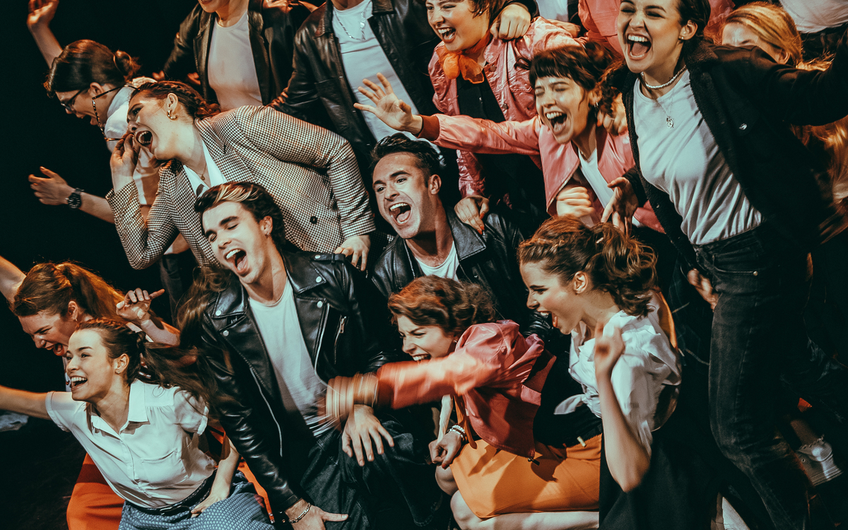 Troupe de comédie musicale amateur au Studio Bleu